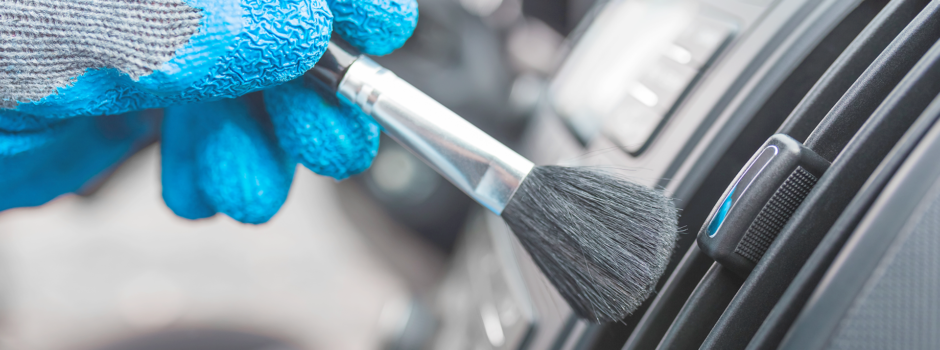 自動車を清掃する様子