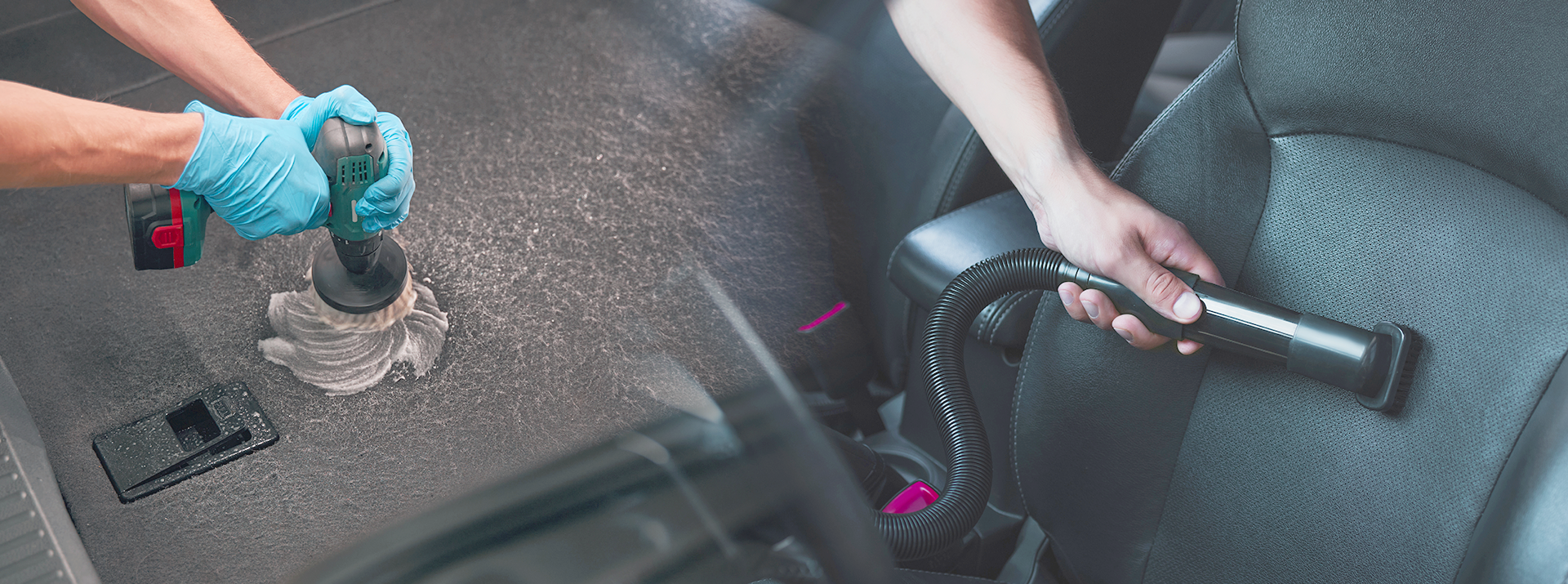 車内をクリーニングする様子