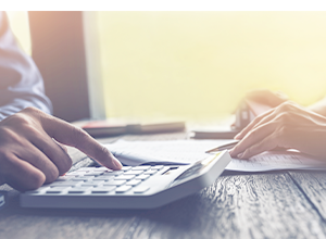 電卓を操作する男性