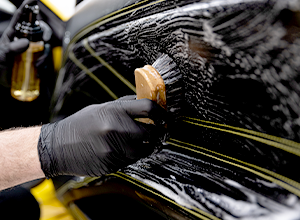 車を清掃する男性社員