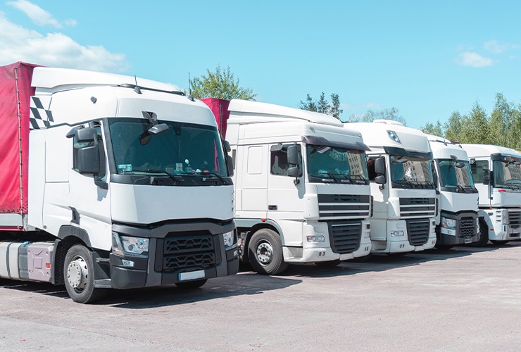 駐車しているトラックの写真